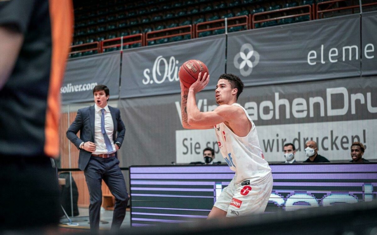 SOW s Oliver Würzburg Joshua Obiese bei einem Wurf Heimspiel Saison 20 21 SOW s Oliver Würzburg Joshua Obiese bei einem Wurf Heimspiel Saison 20 21